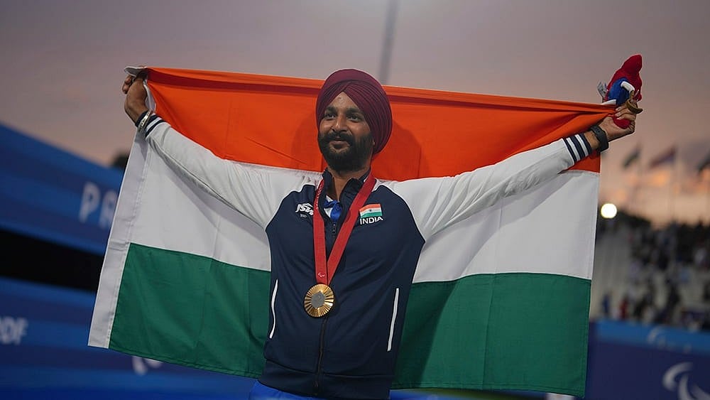 Photo: AP/Thibault Camus : Paris Paralympics 2024 Para archery: Harvinder Singh of India celebrates after winning the gold medal in the men's Individual Recurve Open.